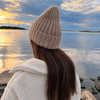 FREJA-mössa i Sand, bakifrån vid havet i kvällsljus