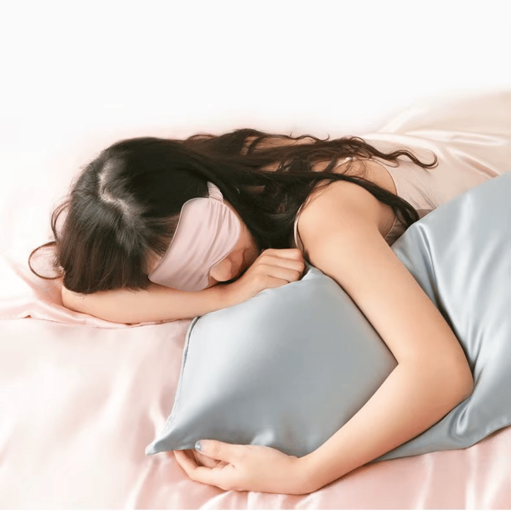 Kvinna sover med VILA sovmask i silke